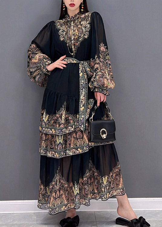 Schöner schwarzer Stehkragen mit Rüschen und Lagendruck aus Chiffon mit langem Kleid und Laternenärmeln